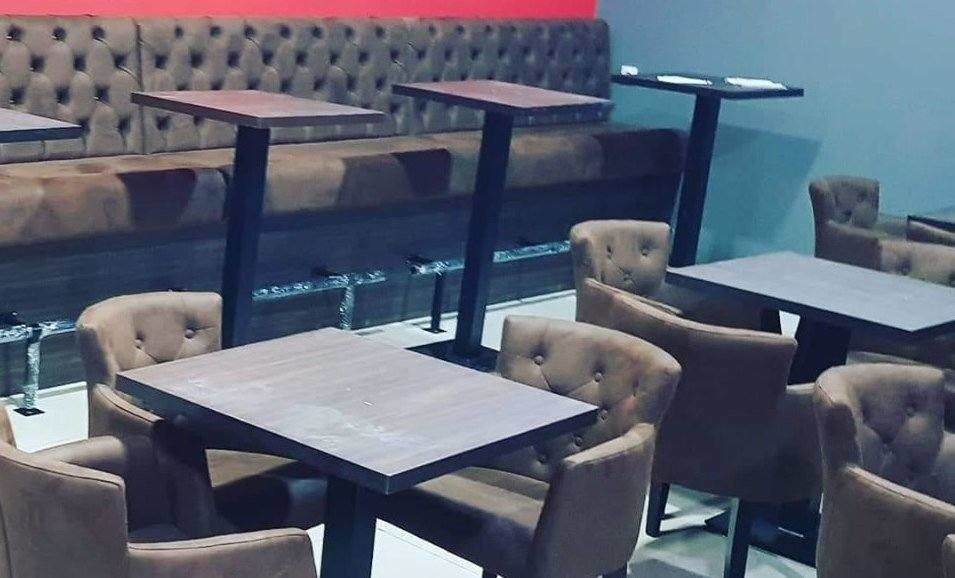 Nameštaj braon sto sa nogarom